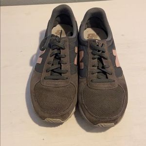 Classic New Balance shoes size 8.5